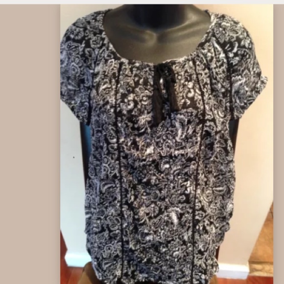 Tops - 3 for $35 Black & white floral print top 🕉